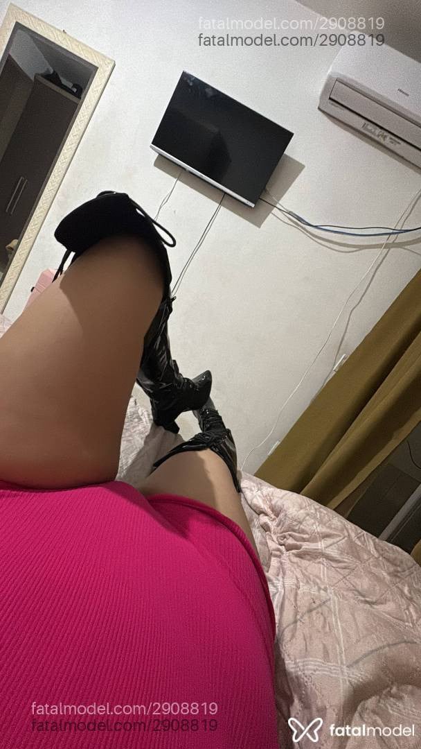 Acompanhante mulher trans com cabelo castanho de olhos pretos - Rafaela Sanchez
