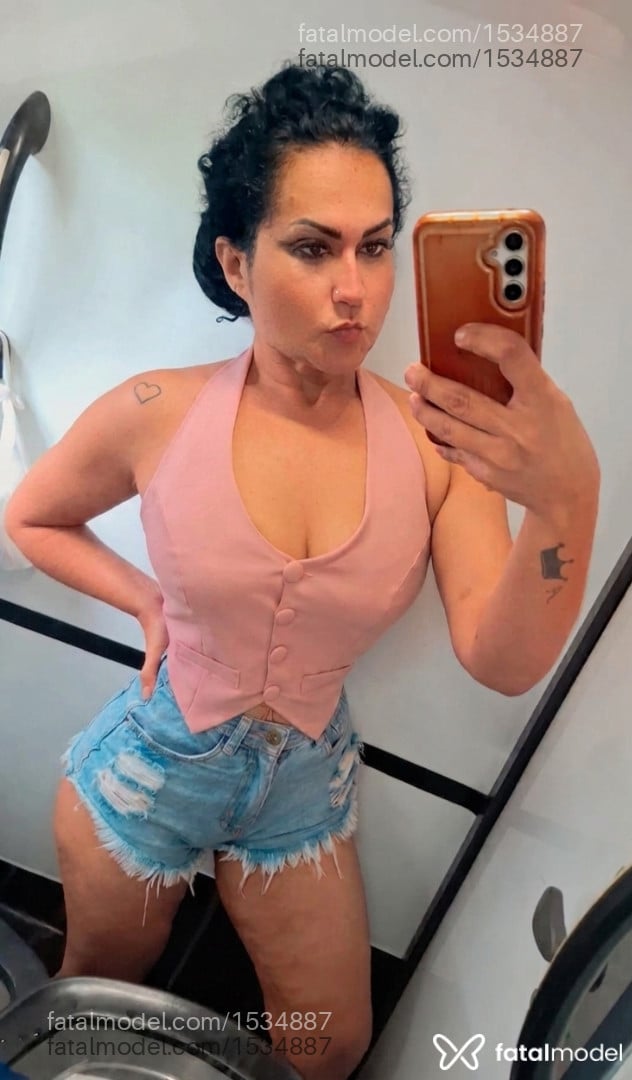 Acompanhante mulher morena (o) de olhos castanhos - Kariny Champion