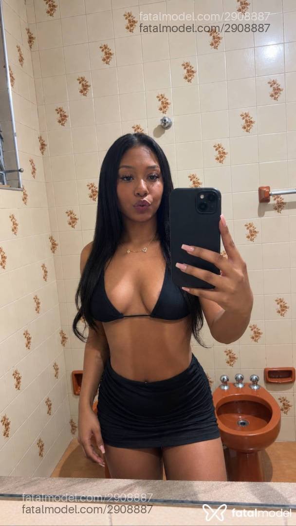 Acompanhante mulher morena (o) de olhos pretos - Yara Navarro