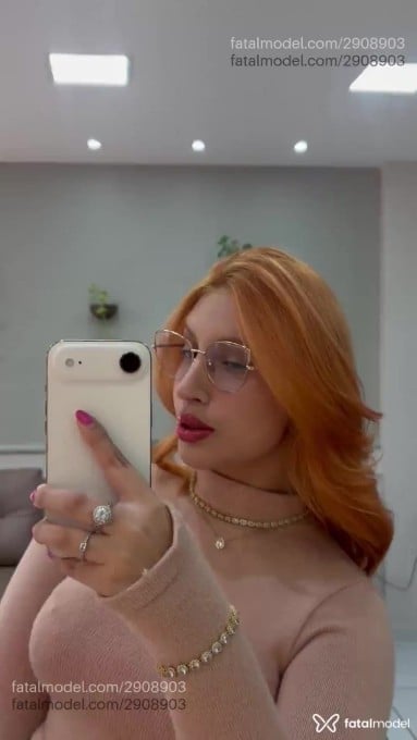 Acompanhante mulher ruiva (o) de olhos castanhos - Valentina Prado