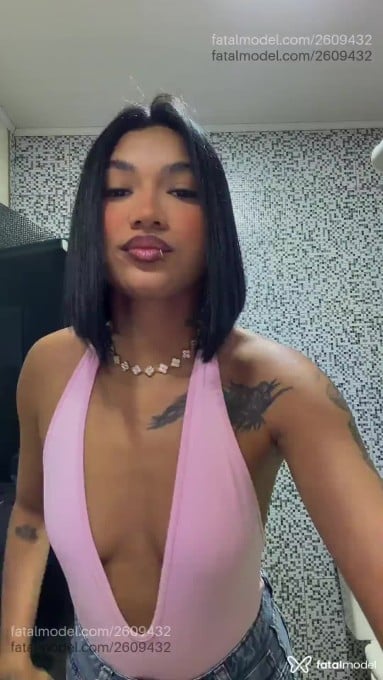 Acompanhante mulher morena (o) de olhos mel - Cristal