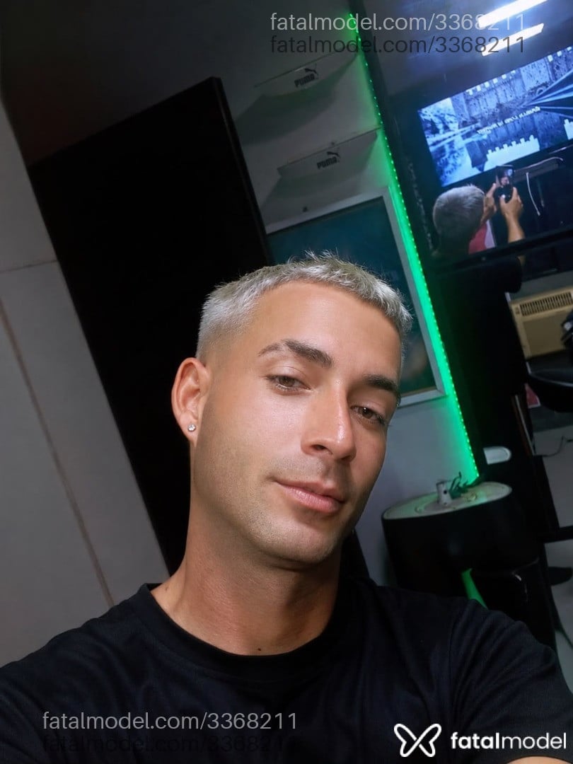 Acompanhante homem com cabelo grisalho de olhos verdes em Boa Vista - Jesus Kin