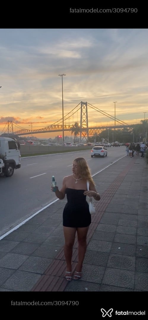 Acompanhante mulher trans loira (o) de olhos verdes em Garopaba - Milena