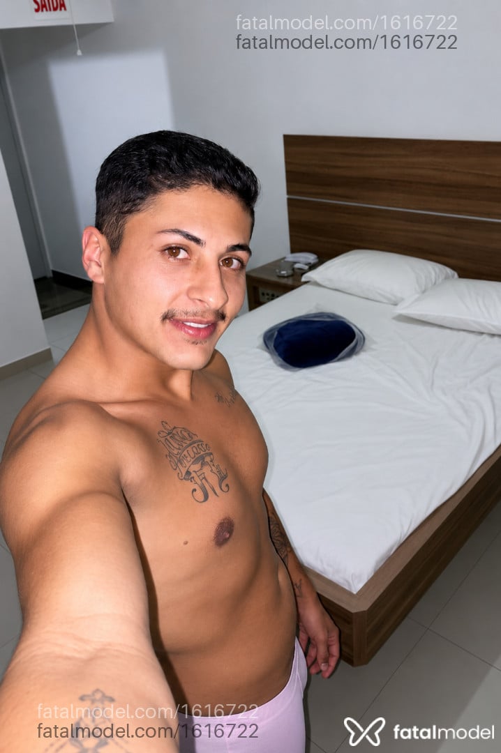 Acompanhante homem com cabelo castanho de olhos castanhos - Henrique mello Acompanhante homem com cabelo castanho de olhos castanhos - Henrique mello