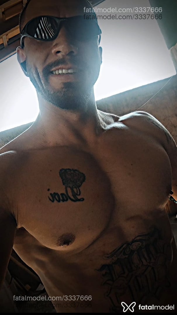 Acompanhante homem com cabelo castanho de olhos mel - Luizz Acompanhante homem com cabelo castanho de olhos mel - Luizz