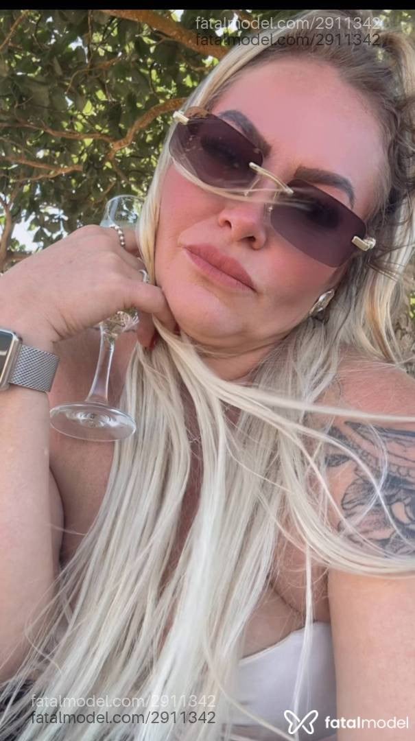 Acompanhante mulher loira (o) de olhos castanhos - Karla Sabriny