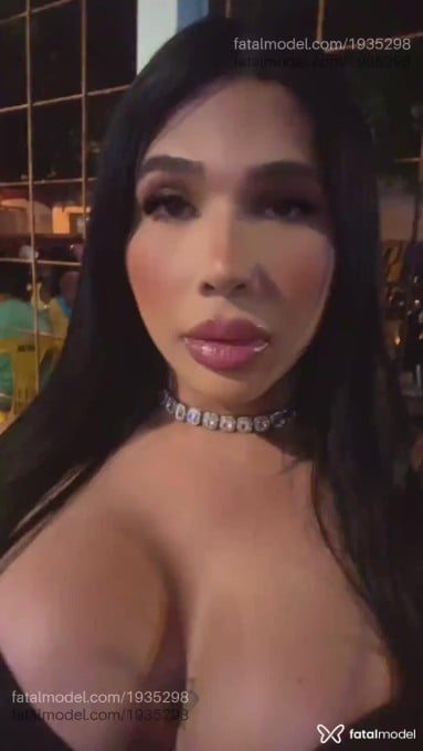 Acompanhante mulher trans morena (o) de olhos pretos - Fefezinha