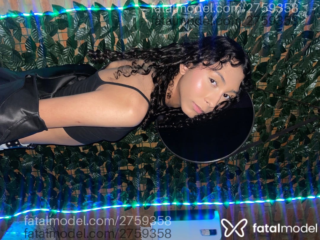 Acompanhante mulher trans com cabelo castanho de olhos pretos - Layla Acompanhante mulher trans com cabelo castanho de olhos pretos - Layla