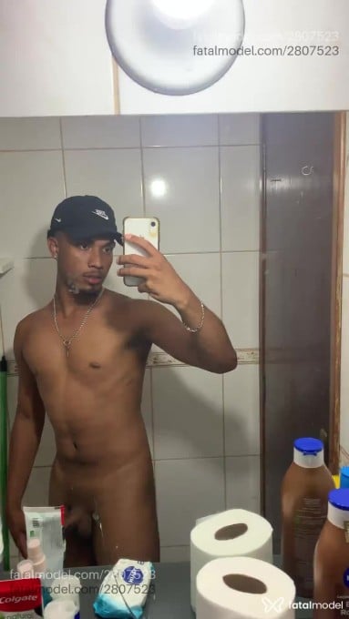 Acompanhante homem com cabelo castanho de olhos pretos - Edson Acompanhante homem com cabelo castanho de olhos pretos - Edson