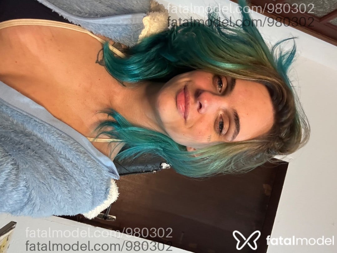 Acompanhante mulher com cabelo colorido de olhos azuis em Florianópolis - Ivy Moon