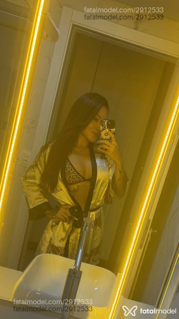 Acompanhante mulher com cabelo castanho de olhos azuis em Corumbá - Majuu