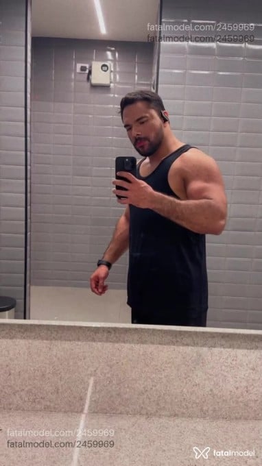 Acompanhante homem com cabelo castanho de olhos castanhos em Belo Horizonte Acompanhante homem com cabelo castanho de olhos castanhos em Belo Horizonte - Theo Guedes