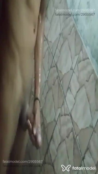 Acompanhante homem com cabelo castanho de olhos castanhos em Extrema Acompanhante homem com cabelo castanho de olhos castanhos em Extrema - Preto Raro
