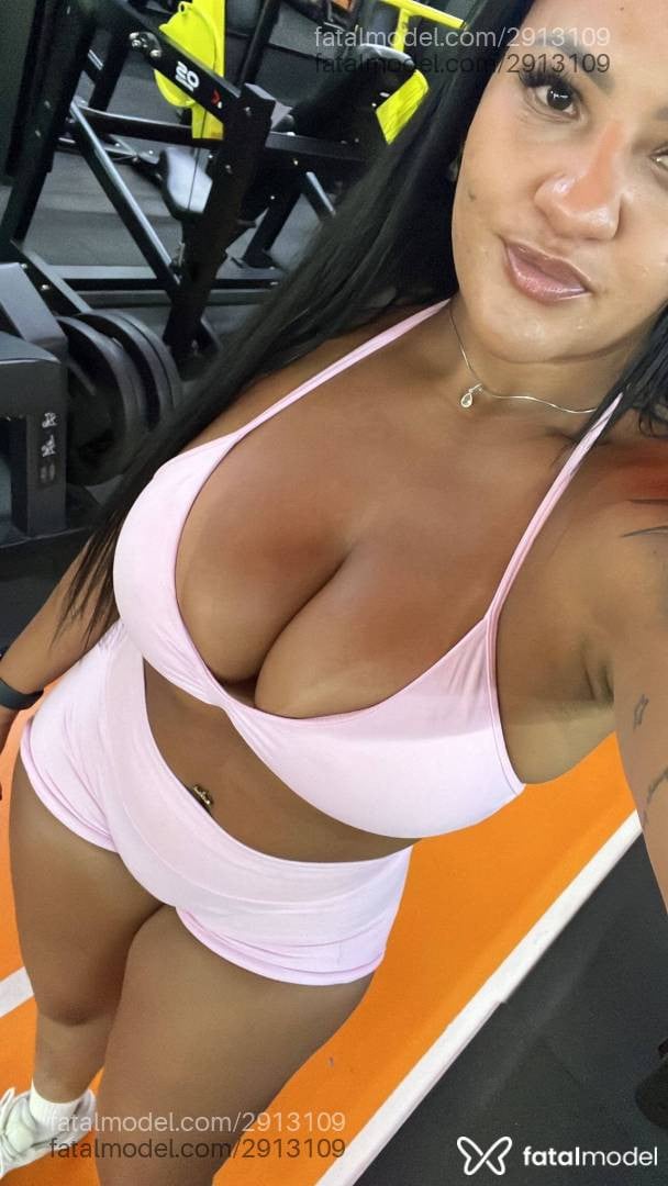 Acompanhante mulher morena (o) de olhos pretos - Maryana