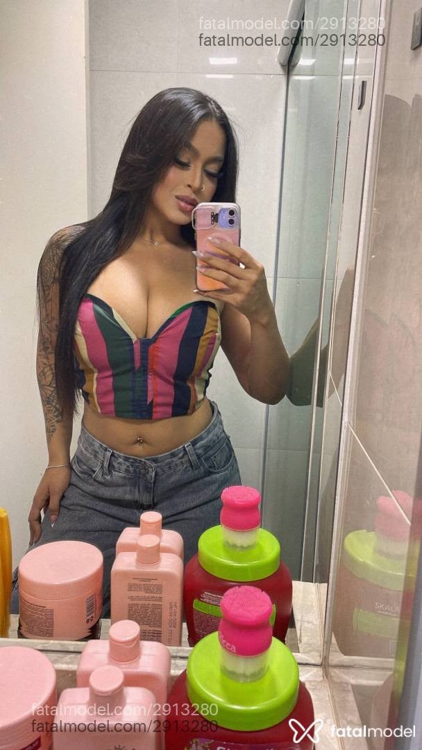 Acompanhante mulher com cabelo castanho de olhos mel - Júlia Campos