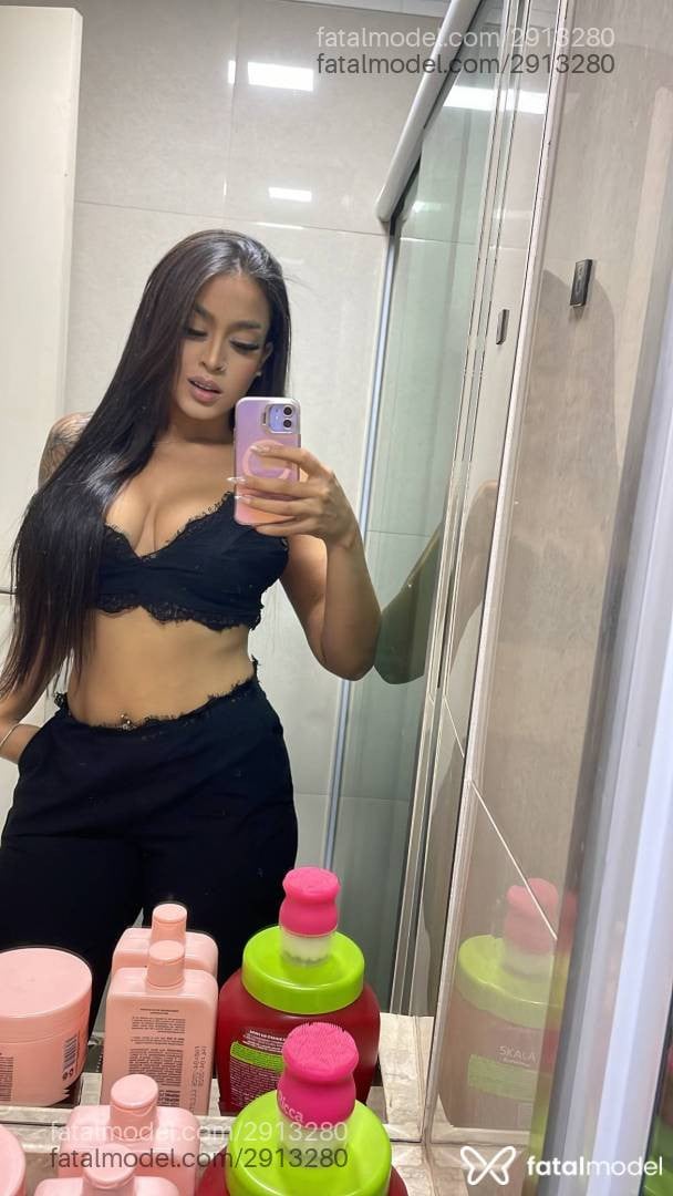 Acompanhante mulher com cabelo castanho de olhos mel - Júlia Campos