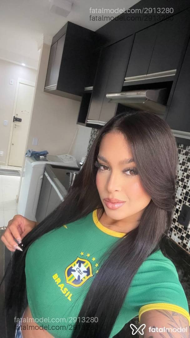 Acompanhante mulher com cabelo castanho de olhos mel - Júlia Campos