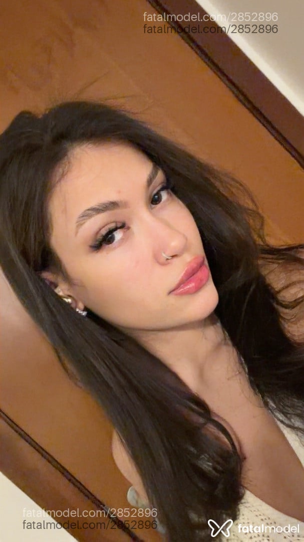 Acompanhante mulher com cabelo castanho de olhos mel em Brasília - Sofia