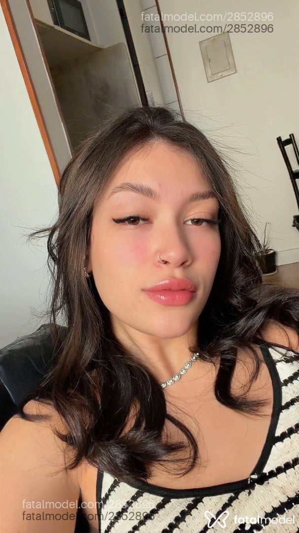 Acompanhante mulher com cabelo castanho de olhos mel em Brasília - Sofia
