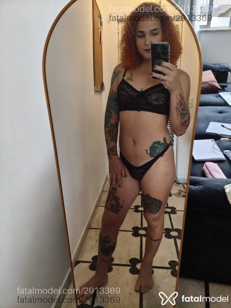 Acompanhante mulher trans ruiva (o) de olhos pretos - Domme Isis