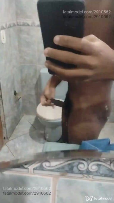 Acompanhante homem com cabelo grisalho de olhos pretos - Douglas