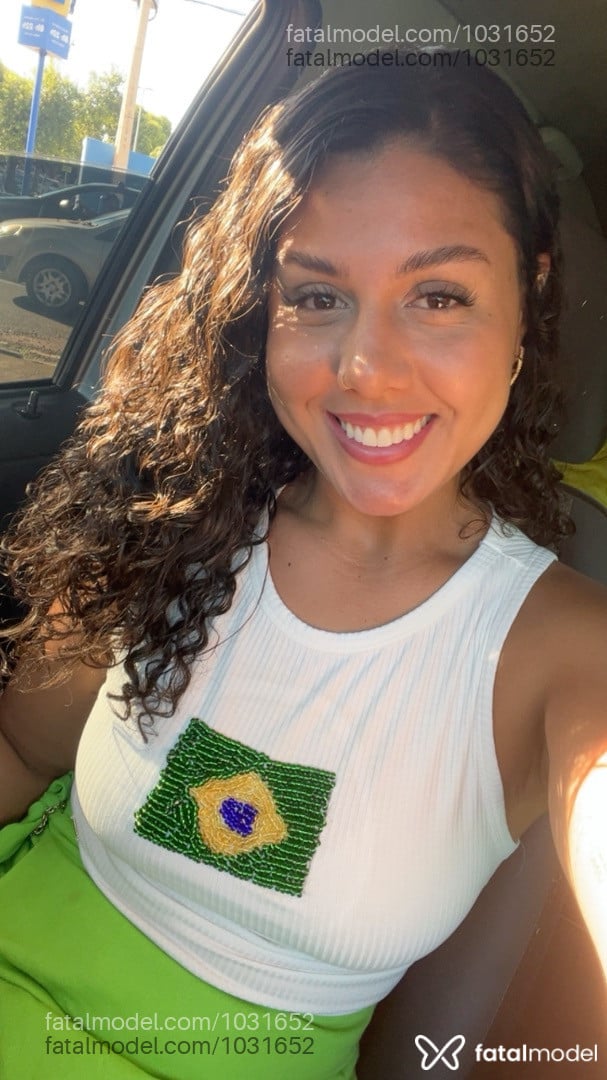 Acompanhante mulher com cabelo castanho de olhos castanhos - Luua Acompanhante mulher com cabelo castanho de olhos castanhos - Luua