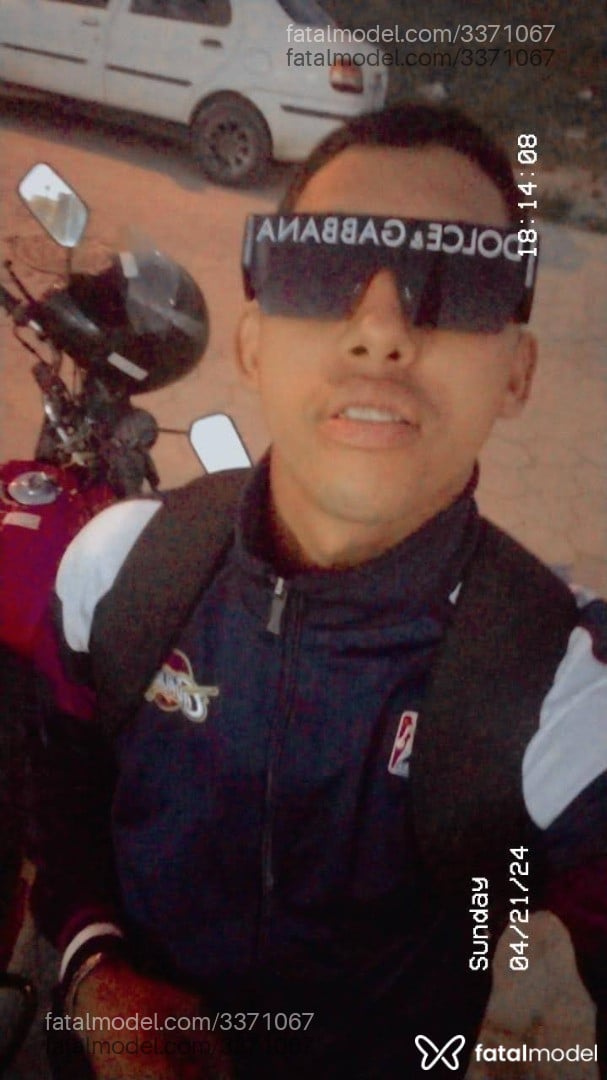 Acompanhante homem com cabelo castanho de olhos pretos em Balneário Camboriú Acompanhante homem com cabelo castanho de olhos pretos em Balneário Camboriú - Wolfsex