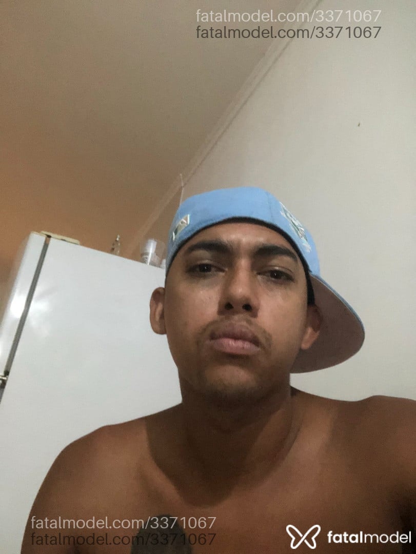 Acompanhante homem com cabelo castanho de olhos pretos em Balneário Camboriú Acompanhante homem com cabelo castanho de olhos pretos em Balneário Camboriú - Wolfsex