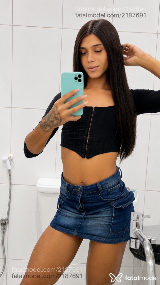Acompanhante mulher trans com cabelo castanho de olhos verdes em Goiânia - Letícia Bitencount