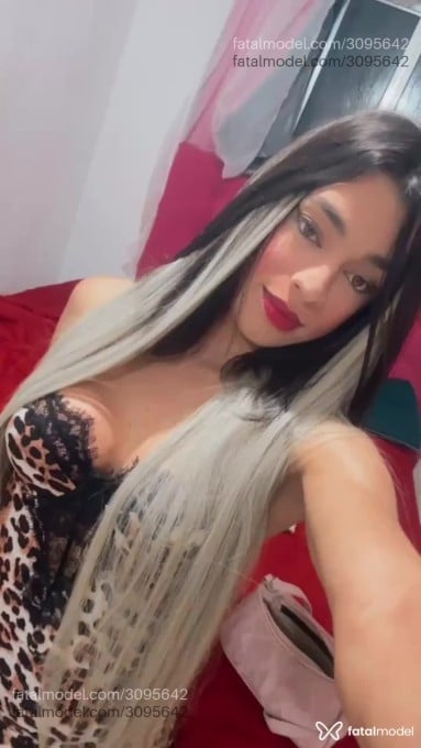 Acompanhante mulher trans com cabelo castanho de olhos castanhos - Hellem Rafaella Acompanhante mulher trans com cabelo castanho de olhos castanhos - Hellem Rafaella