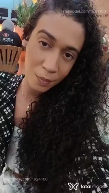Acompanhante mulher trans com cabelo castanho de olhos castanhos - Crystal