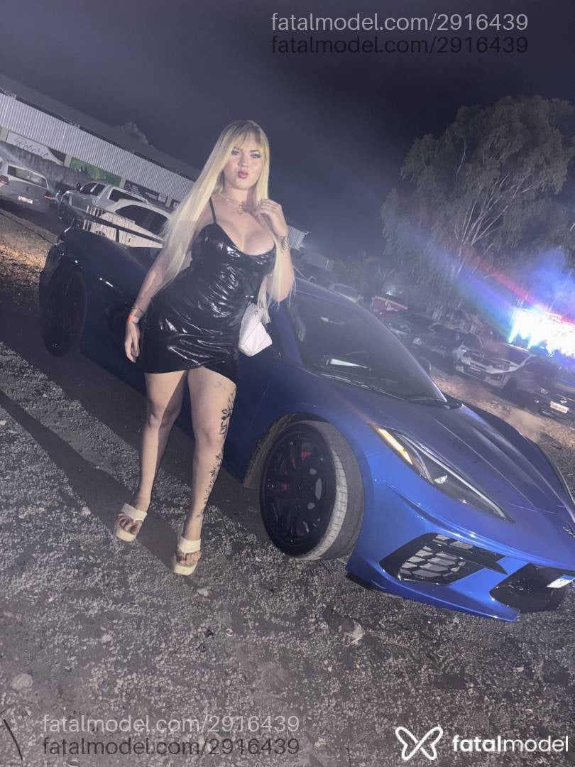 Acompanhante mulher trans loira (o) de olhos azuis - Lary Bella