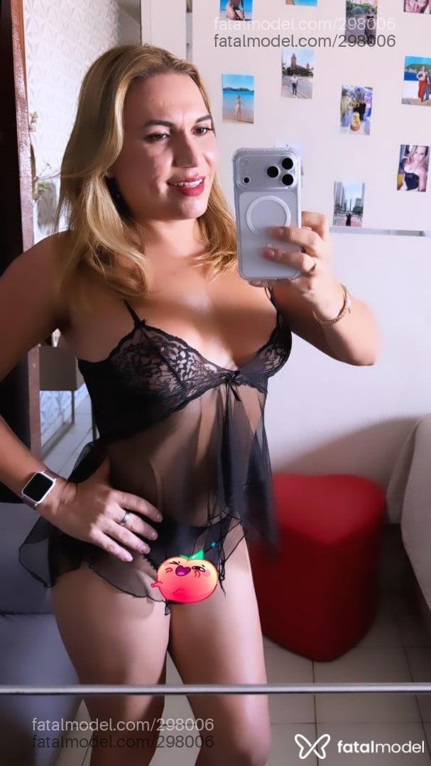 Acompanhante travesti loira (o) de olhos castanhos - Leona Werneck Acompanhante travesti loira (o) de olhos castanhos - Leona Werneck