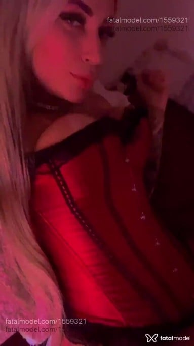 Acompanhante mulher loira (o) de olhos azuis - Emily Bittencourt