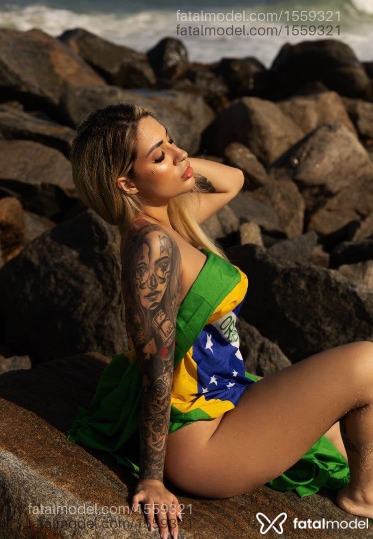 Acompanhante mulher loira (o) de olhos azuis - Emily Bittencourt Acompanhante mulher loira (o) de olhos azuis - Emily Bittencourt