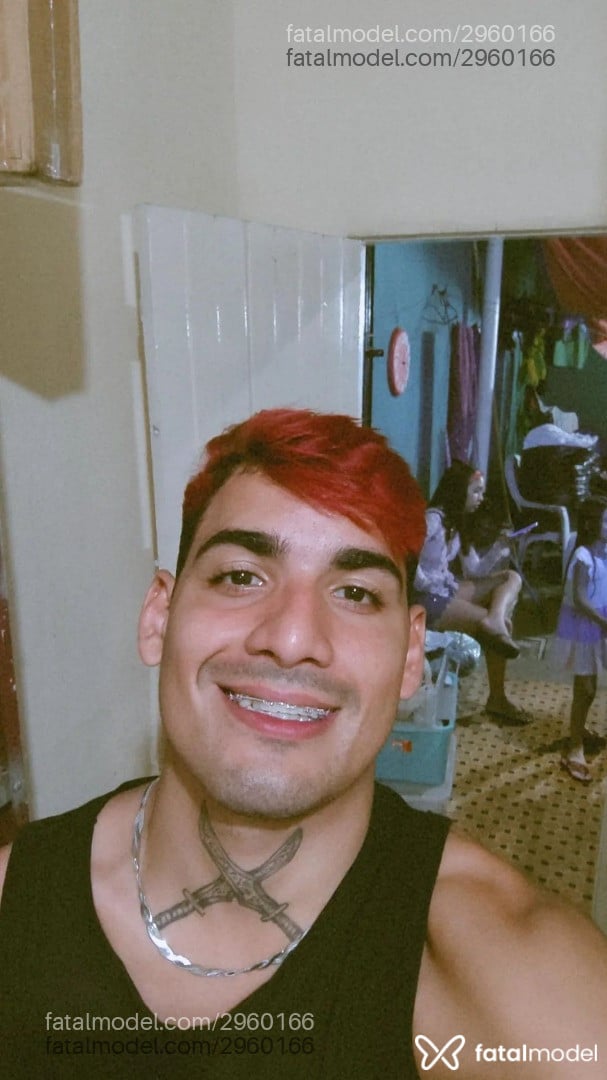 Acompanhante homem com cabelo colorido de olhos pretos em Fortaleza - Henrique