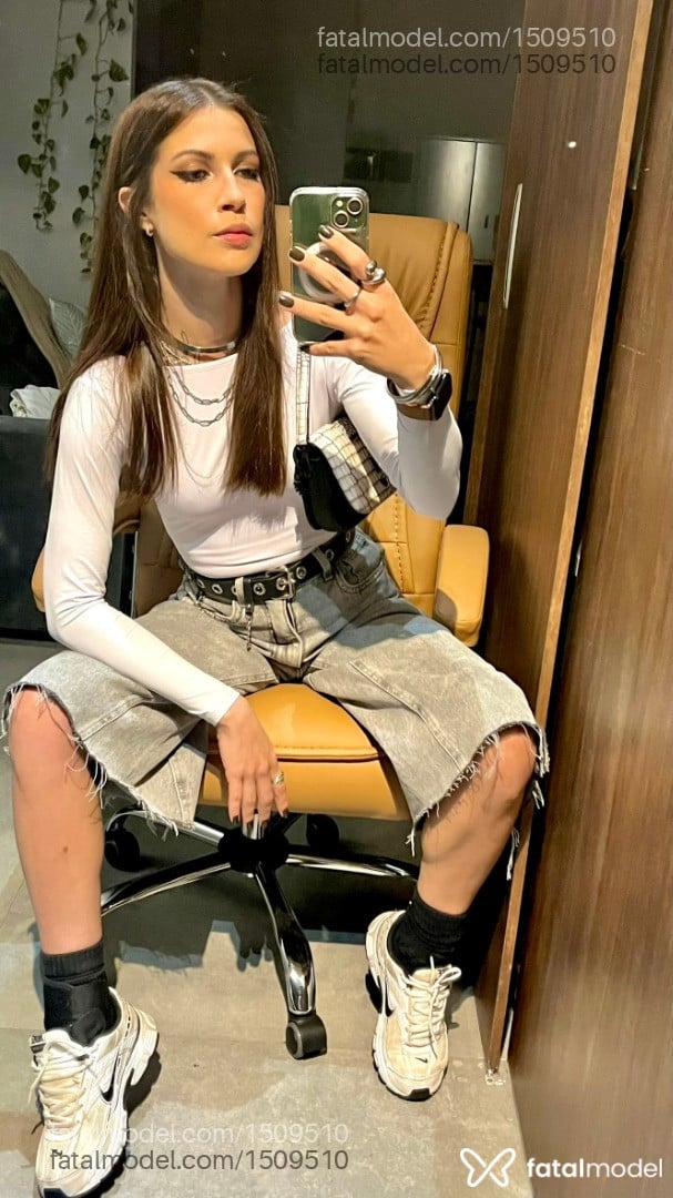 Acompanhante mulher com cabelo castanho de olhos castanhos - Camila Acompanhante mulher com cabelo castanho de olhos castanhos - Camila