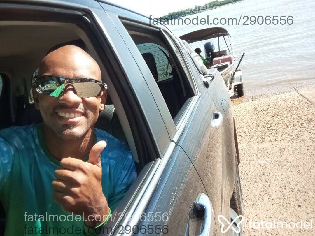 Acompanhante homem com cabelo grisalho de olhos pretos em Aparecida de Goiânia - Ailton Junior