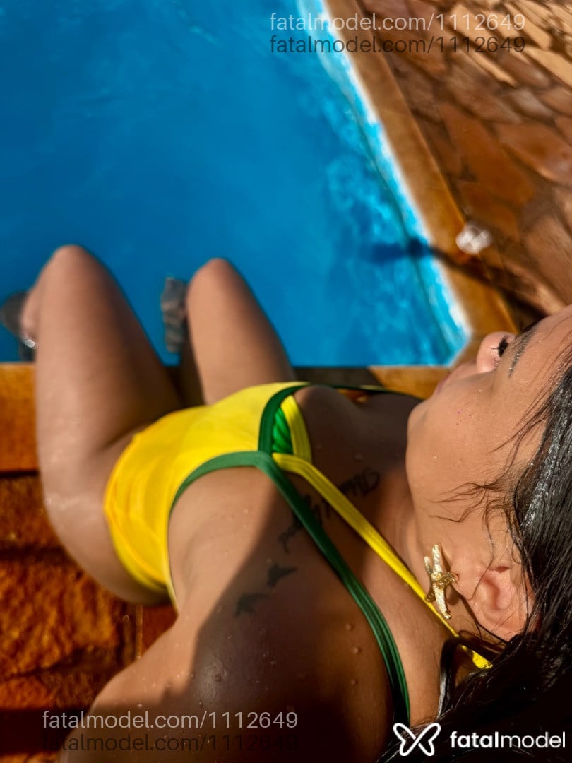 Acompanhante mulher morena (o) de olhos pretos - Adriana