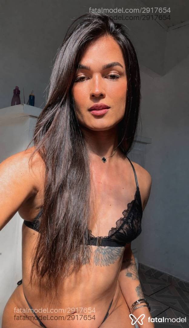 Acompanhante mulher trans com cabelo castanho de olhos castanhos em Araçatuba - Keller