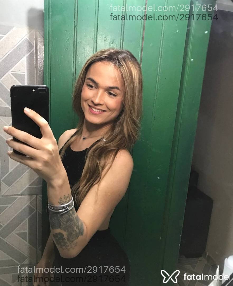 Acompanhante mulher trans com cabelo castanho de olhos castanhos em Araçatuba - Keller