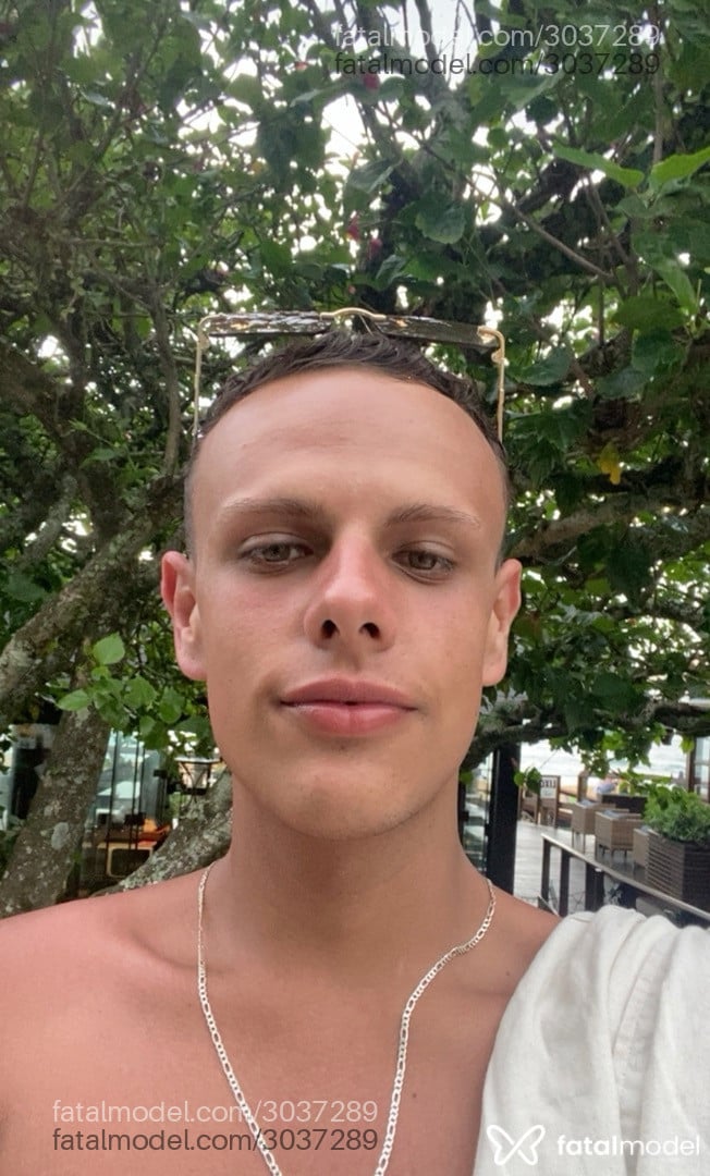 Acompanhante homem com cabelo castanho de olhos verdes em Curitiba Acompanhante homem com cabelo castanho de olhos verdes em Curitiba - Cesar