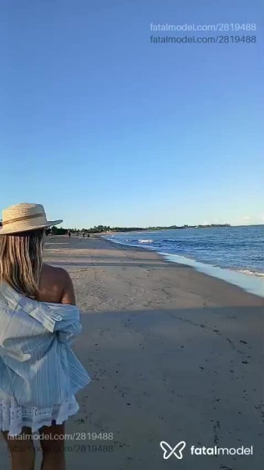 Acompanhante mulher loira (o) de olhos castanhos - Aline