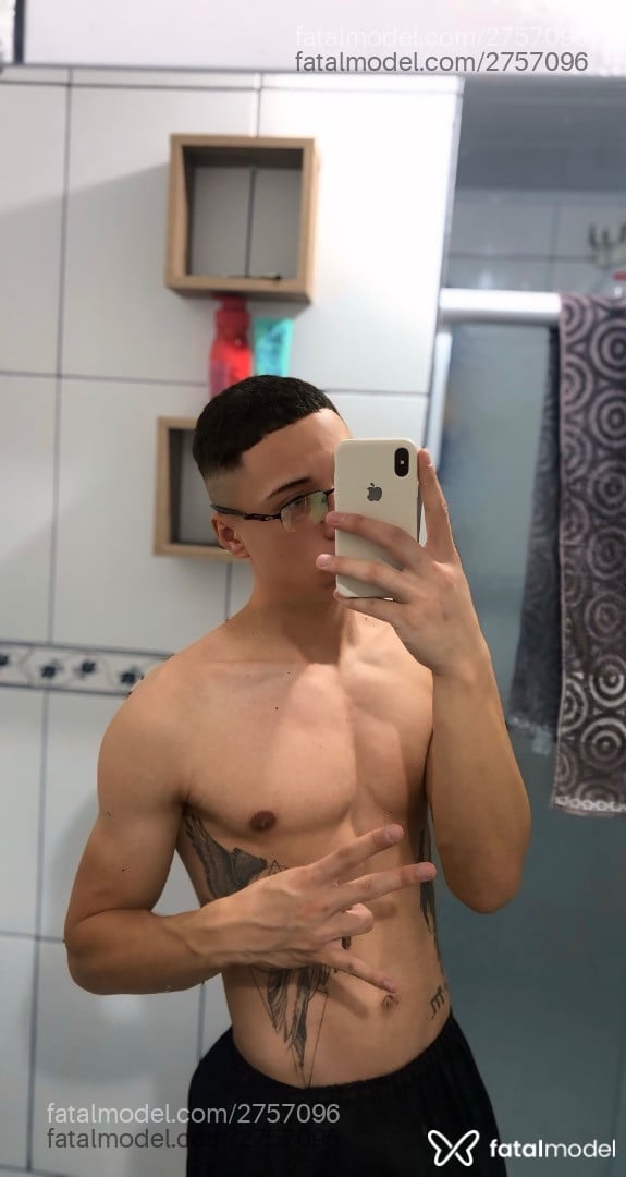 Acompanhante homem com cabelo castanho de olhos castanhos em Curitiba - Sena