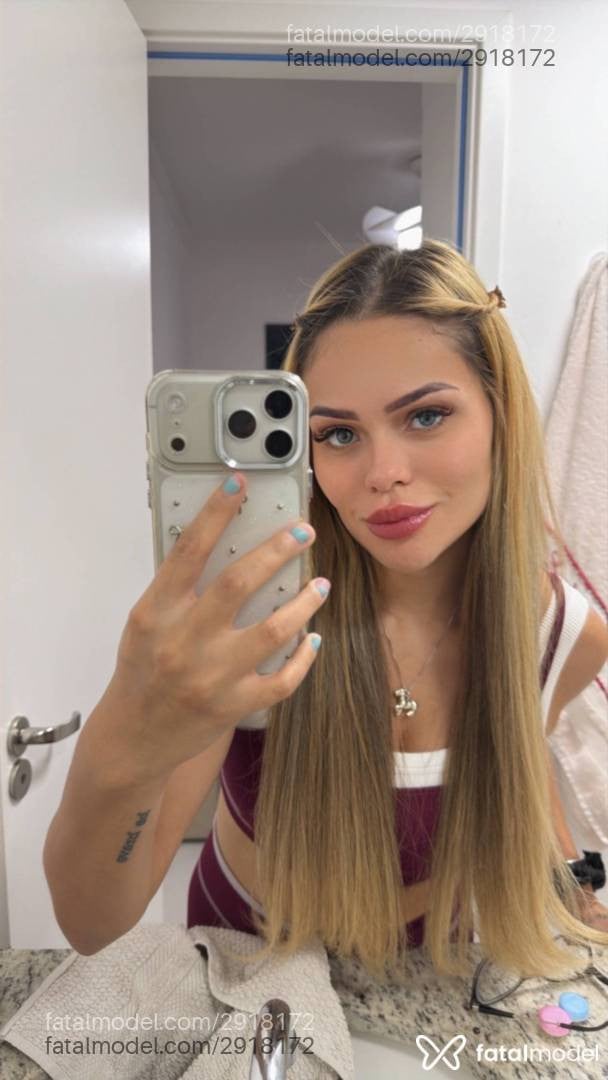 Acompanhante mulher loira (o) de olhos pretos - Laura