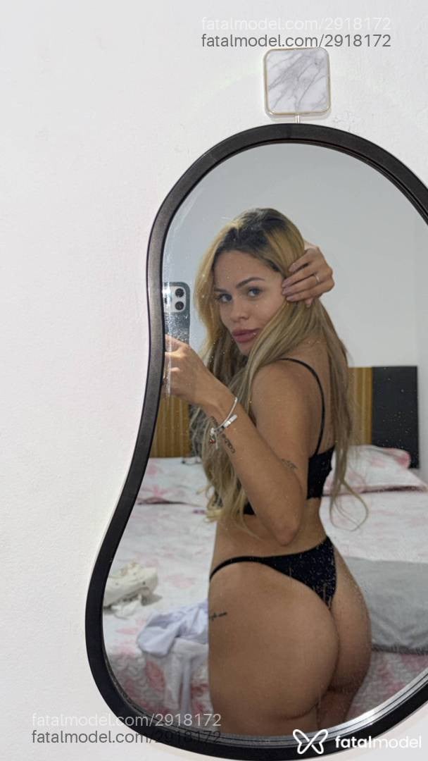 Acompanhante mulher loira (o) de olhos pretos - Laura