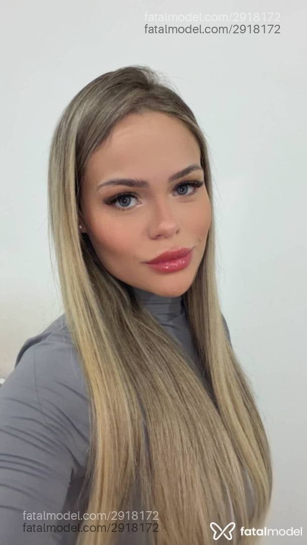 Acompanhante mulher loira (o) de olhos pretos - Laura