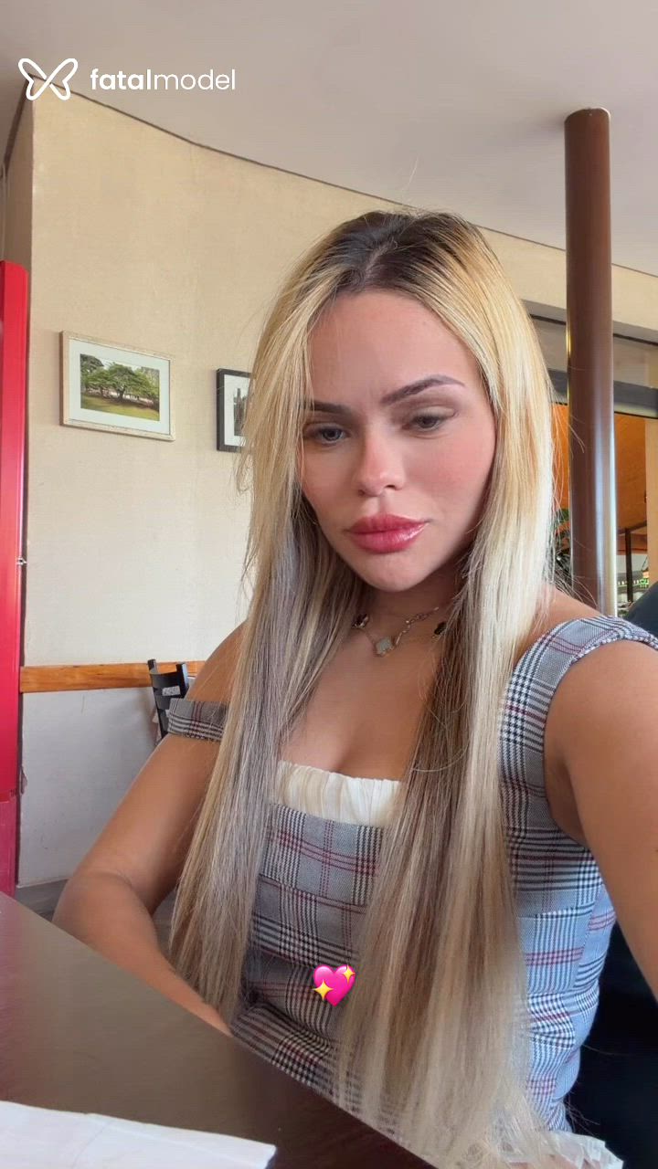 Acompanhante mulher loira (o) de olhos pretos - Laura