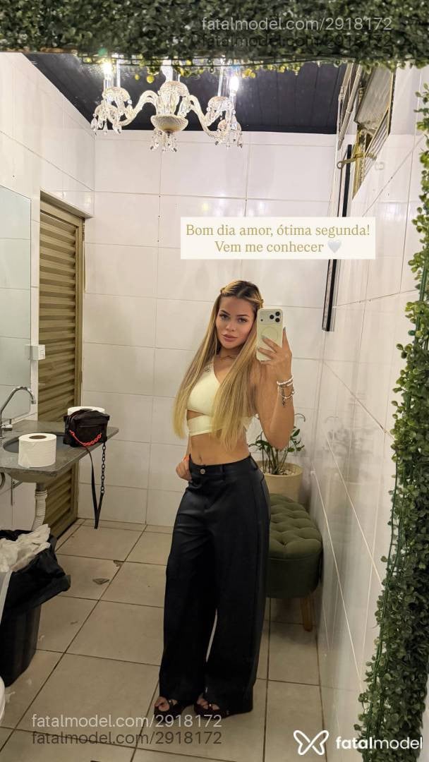 Acompanhante mulher loira (o) de olhos pretos - Laura