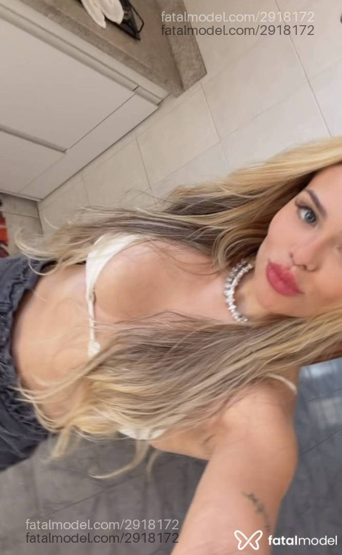 Acompanhante mulher loira (o) de olhos pretos - Laura